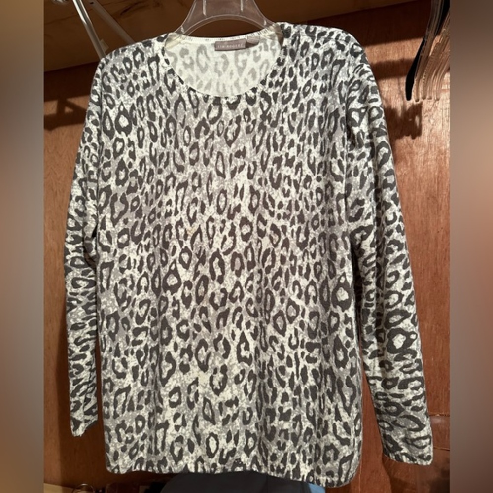Kim Rogers leopard print gray and white sweater top. Size XL